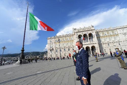 L'assessore regionale Fabio Scoccimarro presenzia alla cerimonia dell'ammainabandiera in piazza Unità a Trieste